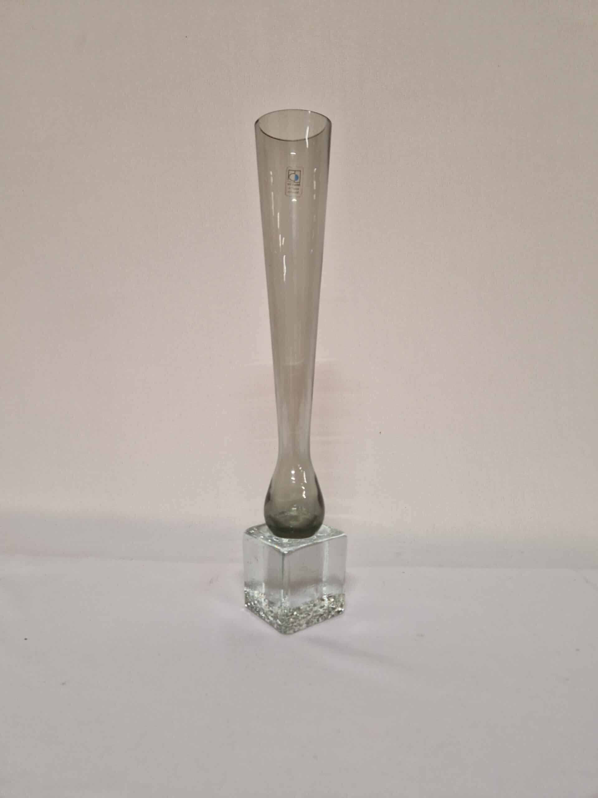 Vase en verre fin sur pied carré